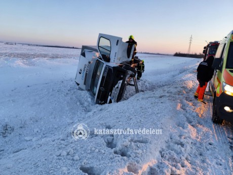 Tartja magát a tél - sok dolguk volt a tűzoltóknak csütörtökön is